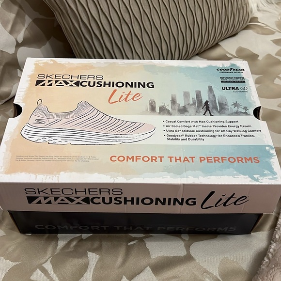 Skechers max cushioning lite breathe easy slip on burgundy NWT size 8 - Picture 6 of 6